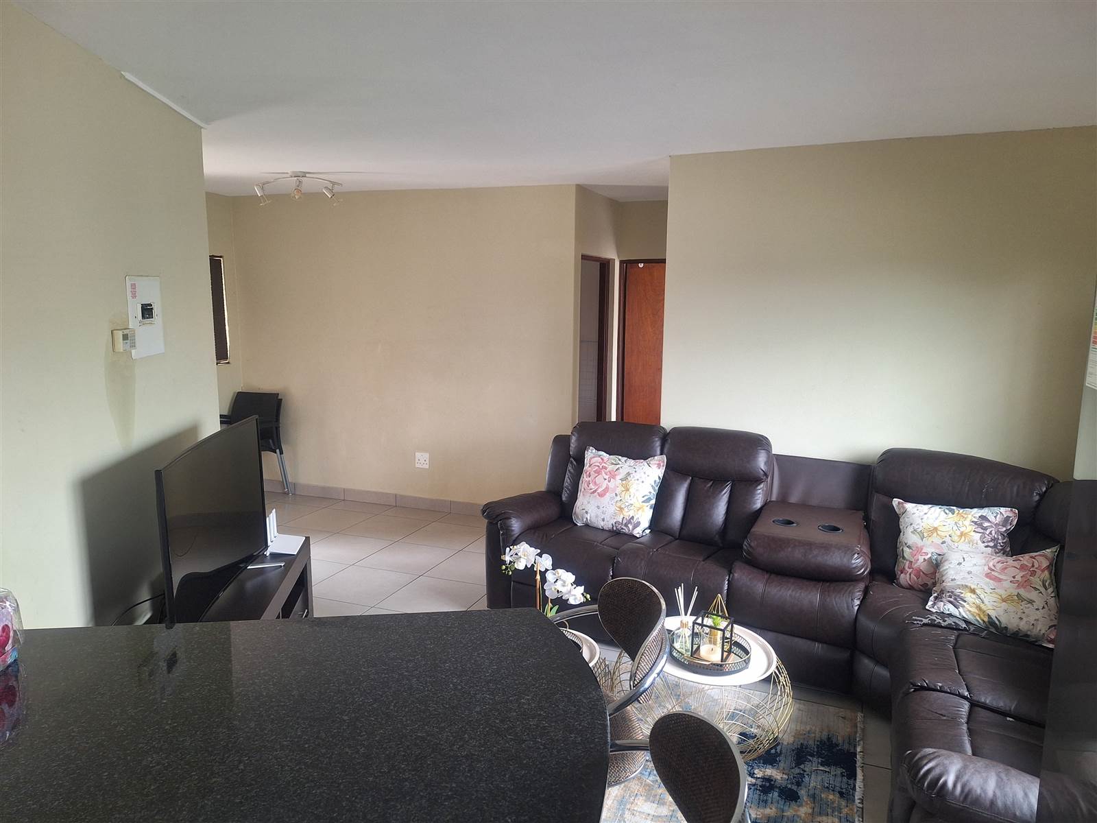 2 Bed Apartment in Sonheuwel photo number 5