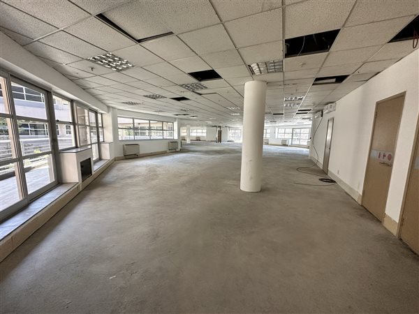 963  m² Commercial space