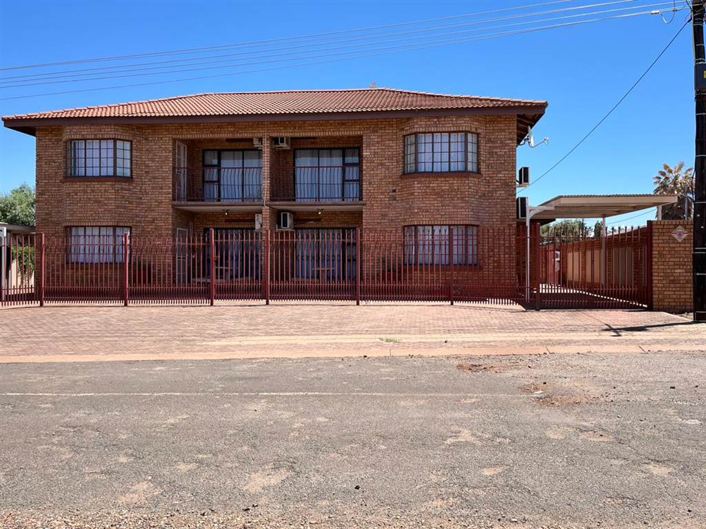 8 Bed House in Postmasburg photo number 4