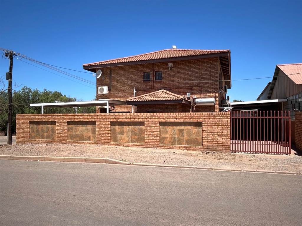 8 Bed House in Postmasburg photo number 5