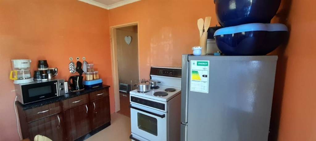2 Bed House in Embalenhle photo number 4