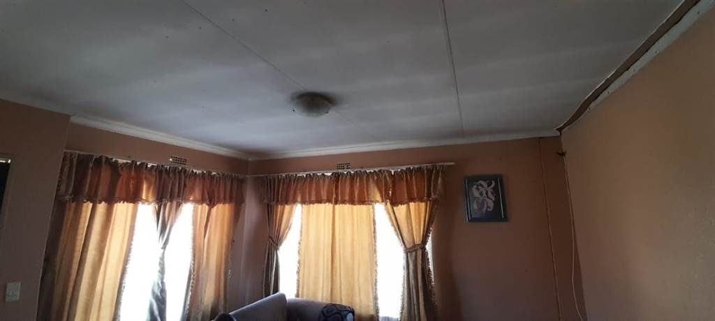 2 Bed House in Embalenhle photo number 3