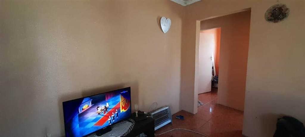 2 Bed House in Embalenhle photo number 6