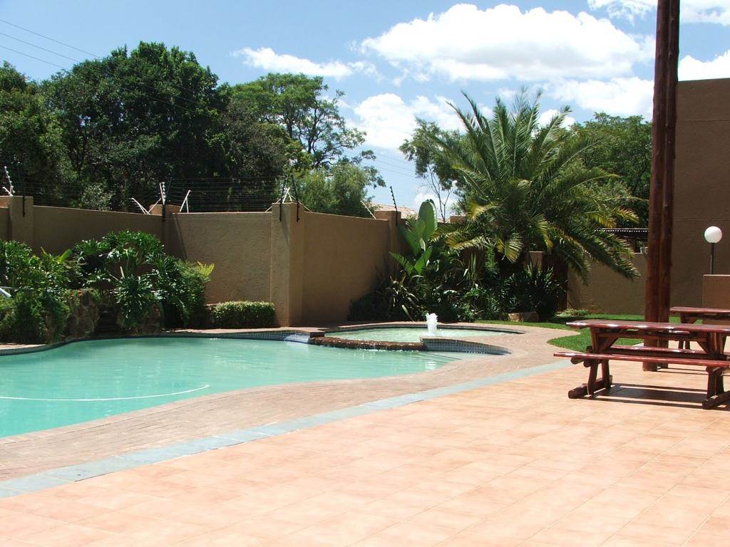 2 Bed Apartment in Lonehill photo number 15