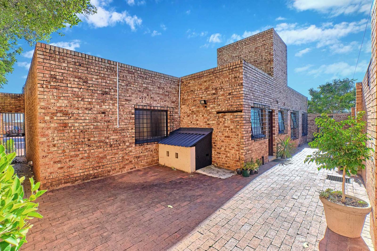 550  m² Commercial space in Northcliff photo number 26