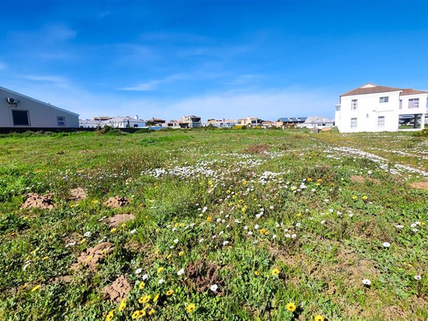 1 025 m² Land