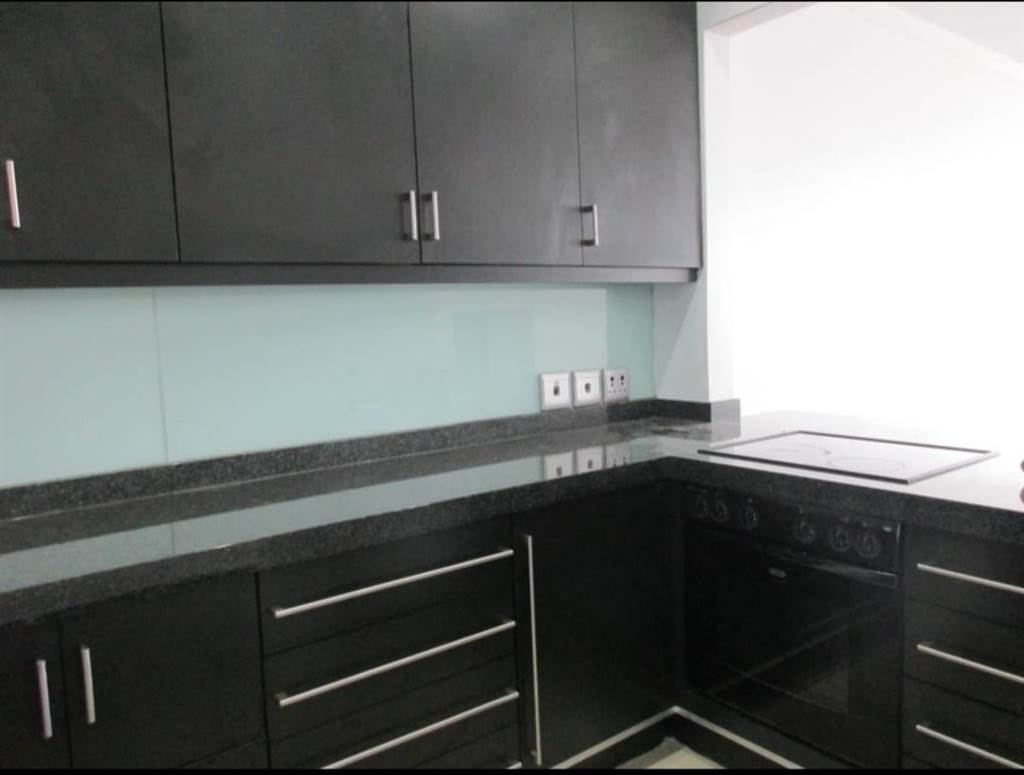 1 Bed Apartment in Bulwer photo number 2