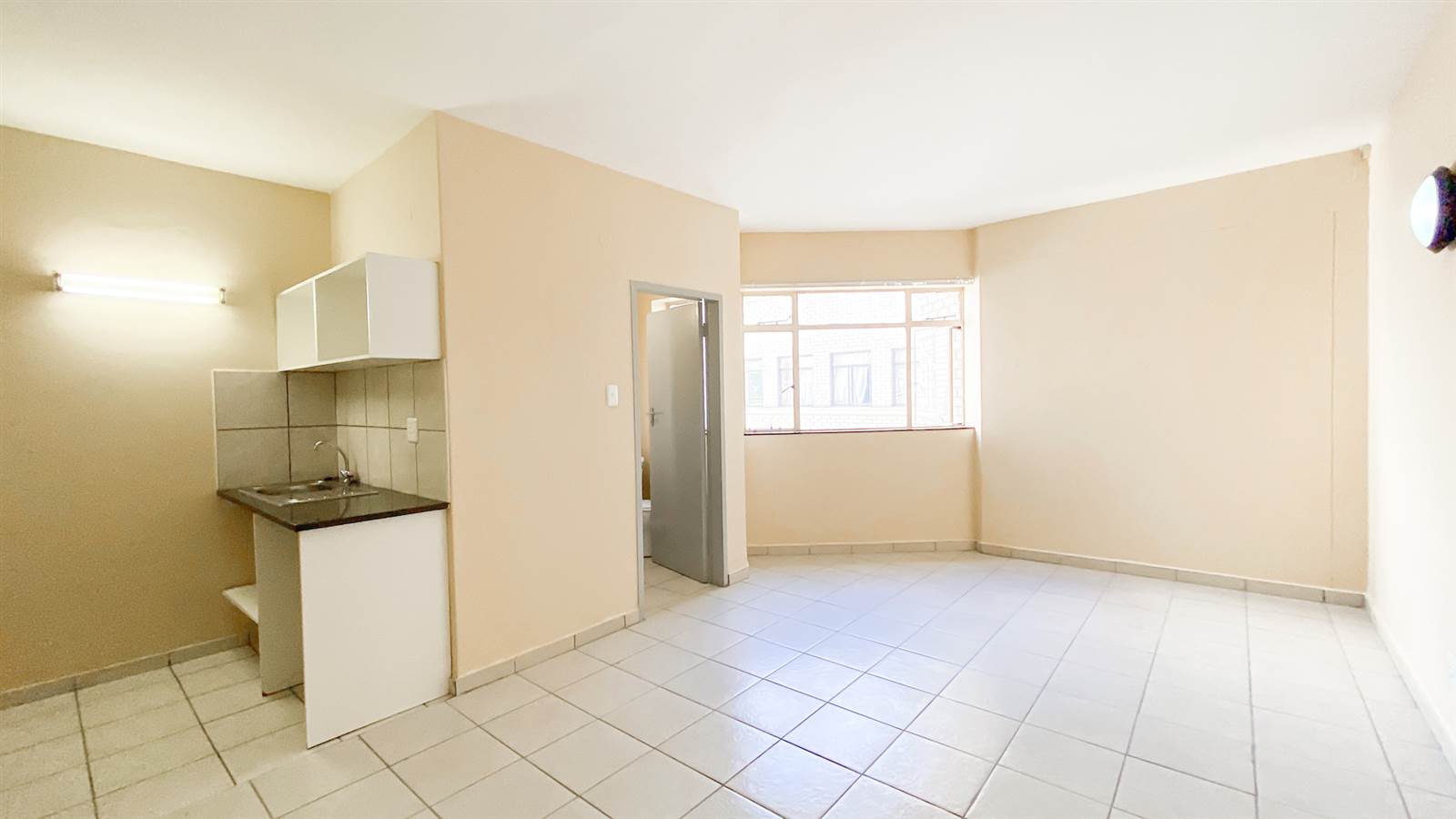 1 Bed Apartment in Germiston Central photo number 2
