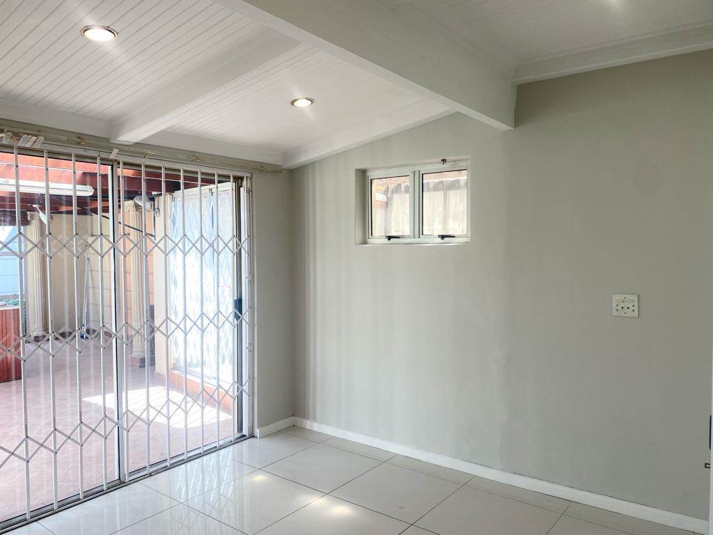 6 Bed House in Wynberg photo number 14