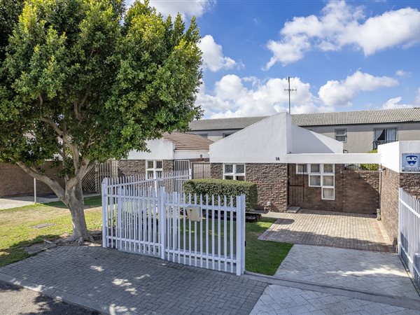 3 Bed Townhouse in Vredekloof East