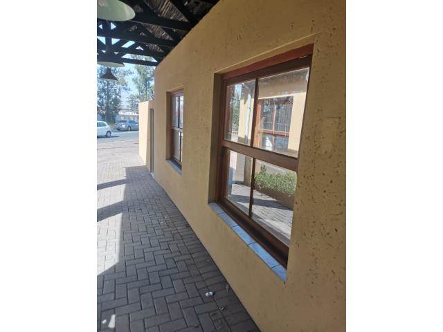 300  m² Office Space in Witbank Central photo number 2