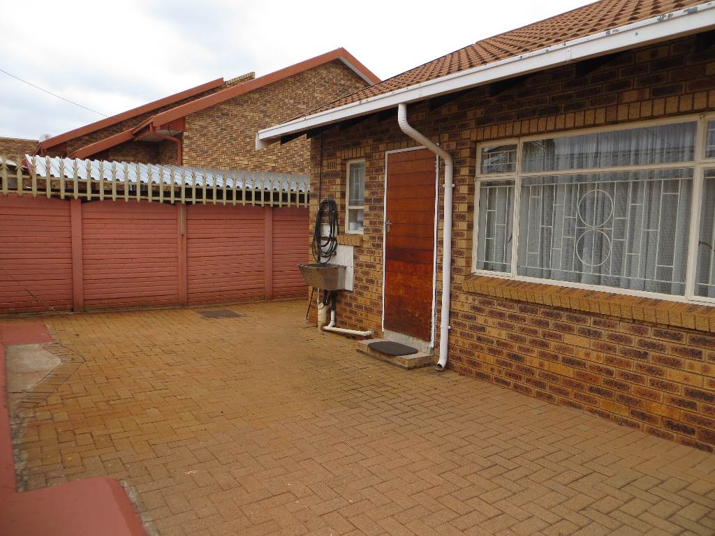 3 Bed House in Carletonville photo number 6