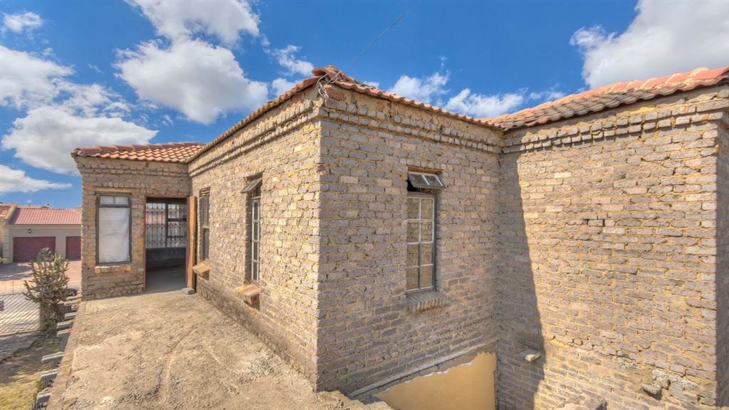 6 Bed House in Lenasia South photo number 20