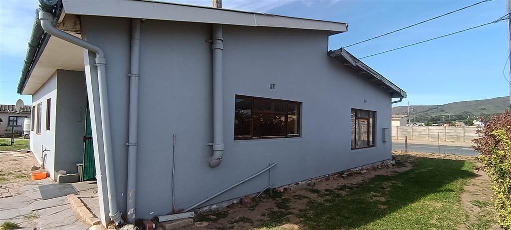 4 Bed House in Bredasdorp photo number 19