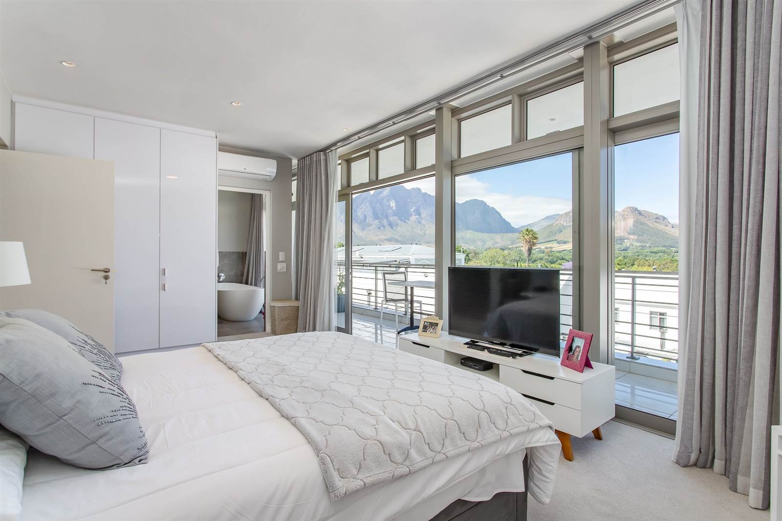 3 Bed House in Franschhoek photo number 4