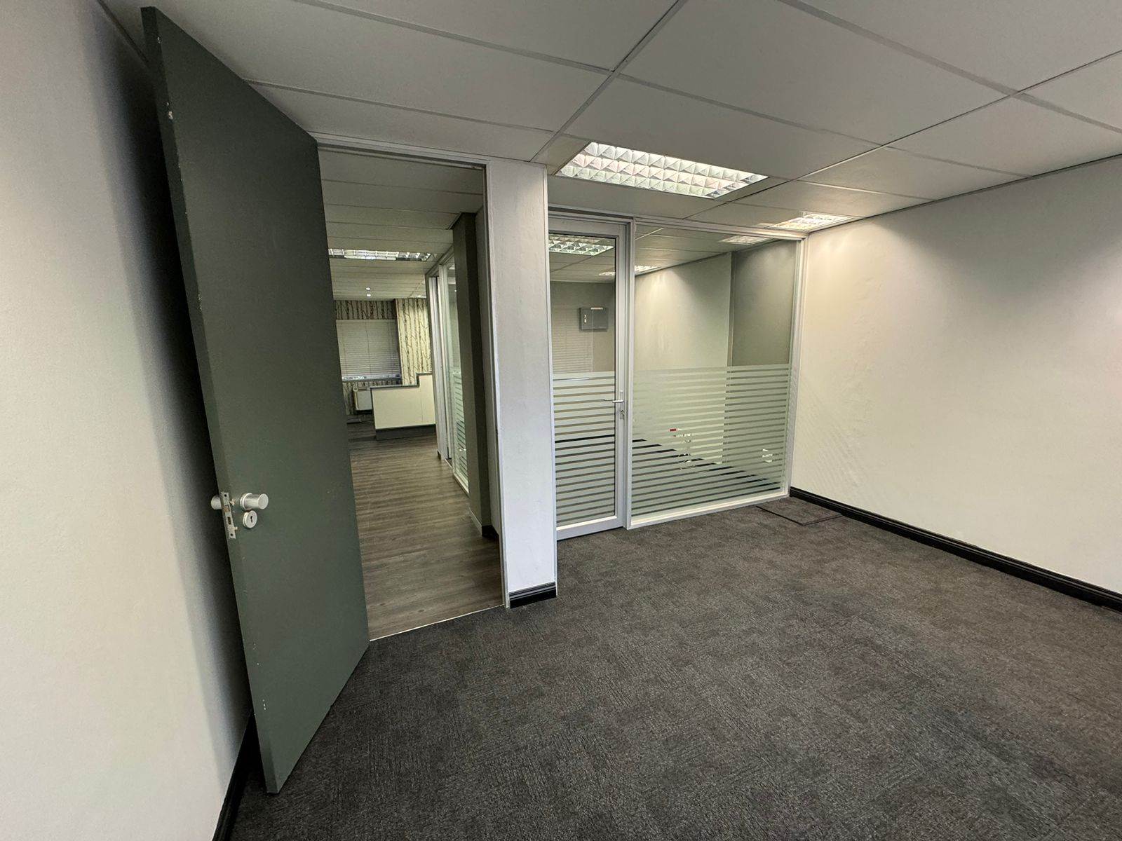 143  m² Commercial space in Sandown photo number 16