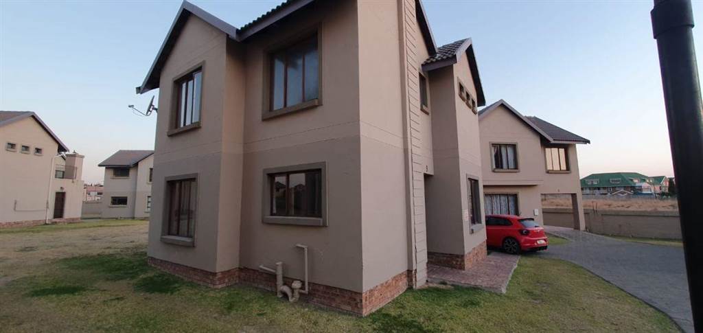 2 Bed Townhouse in Secunda photo number 1