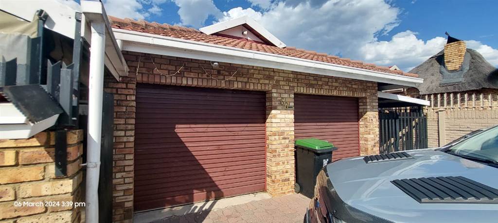 3 Bed Townhouse in Protea Park photo number 2