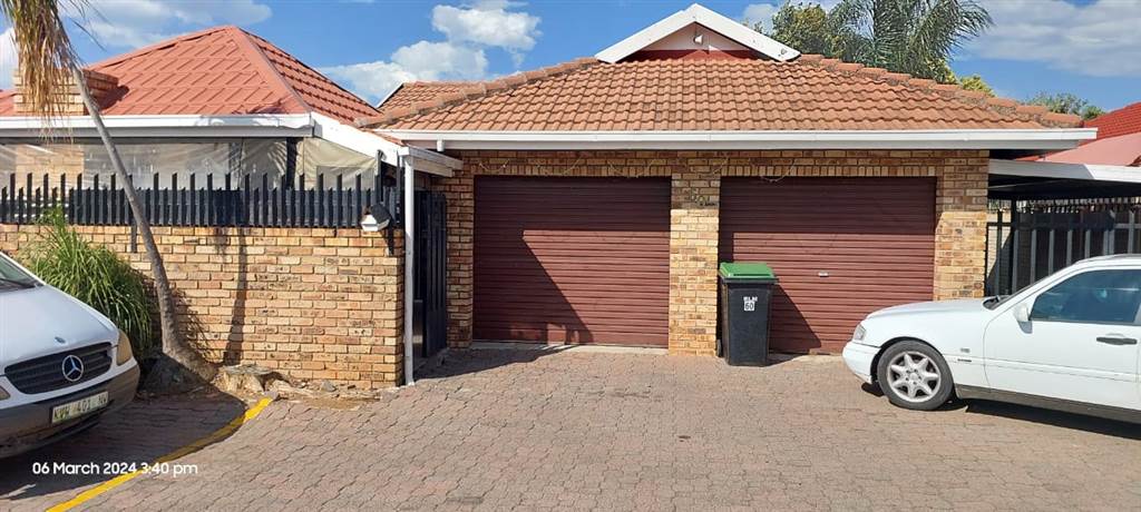 3 Bed Townhouse in Protea Park photo number 1