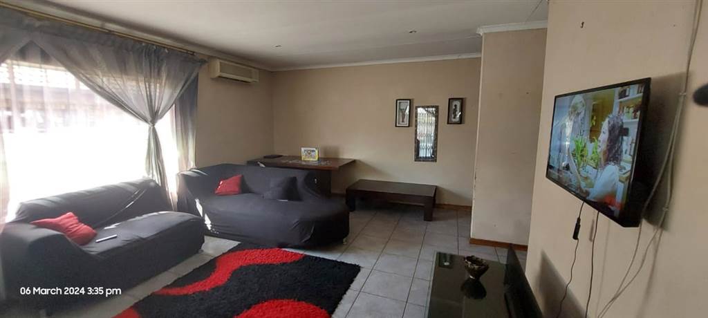 3 Bed Townhouse in Protea Park photo number 15