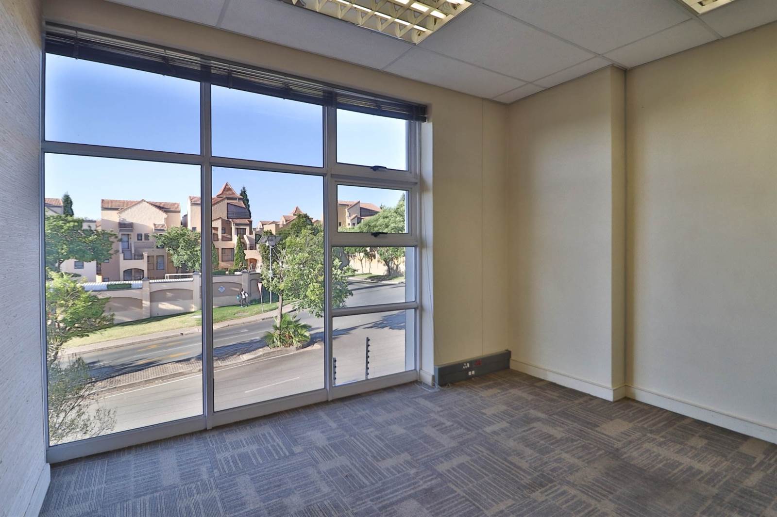 560  m² Commercial space in Lonehill photo number 28