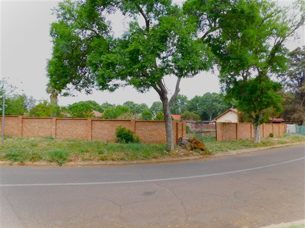 1585 m² Land available in Queenswood