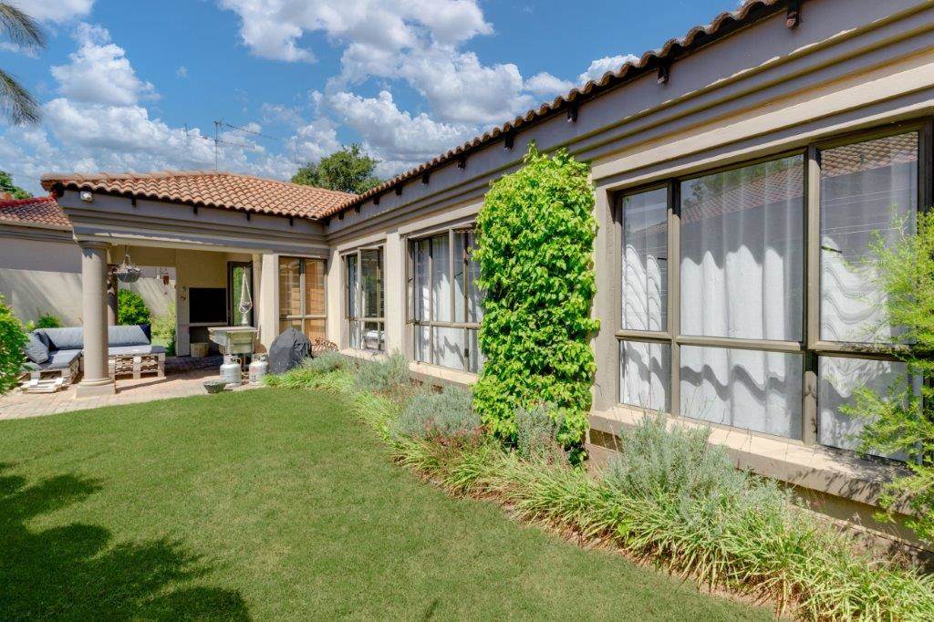 3 Bed House in Douglasdale photo number 2