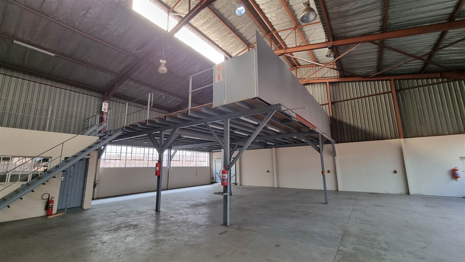 810  m² Industrial space in Jet Park photo number 2