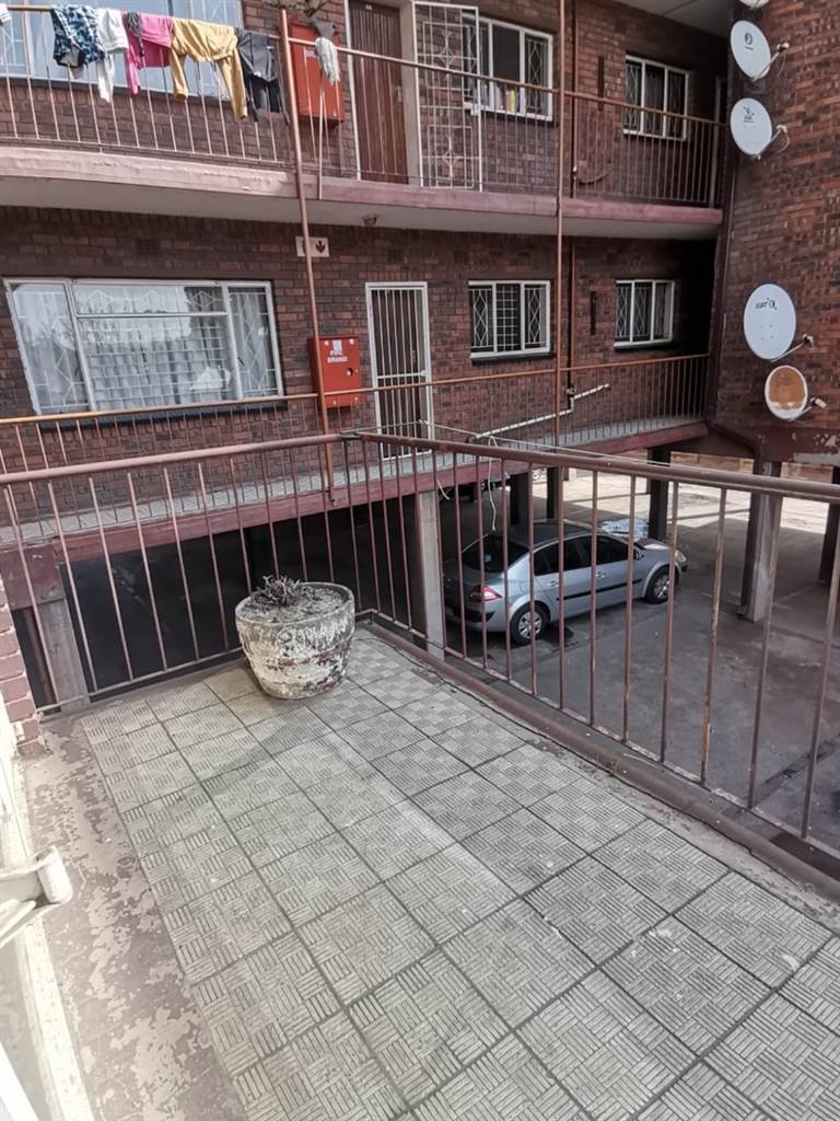 1 Bed Apartment in Germiston South photo number 6