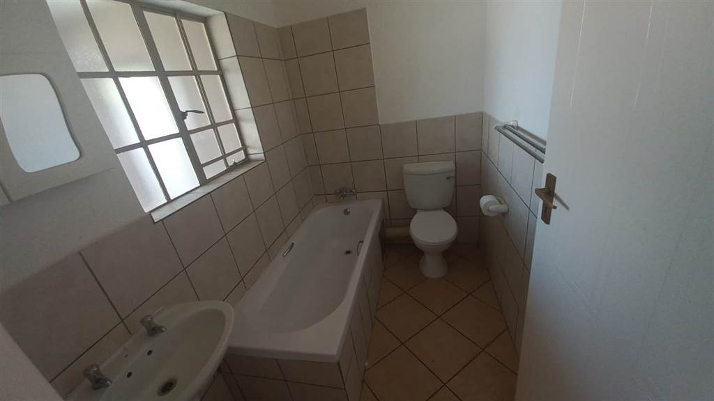 1 Bed Apartment in Waterval East photo number 8