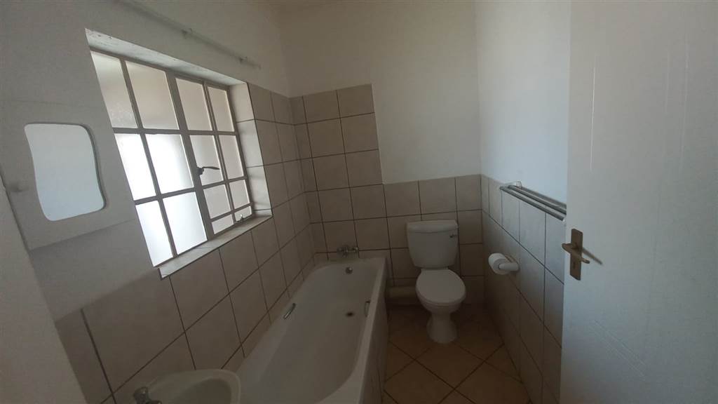 1 Bed Apartment in Waterval East photo number 11