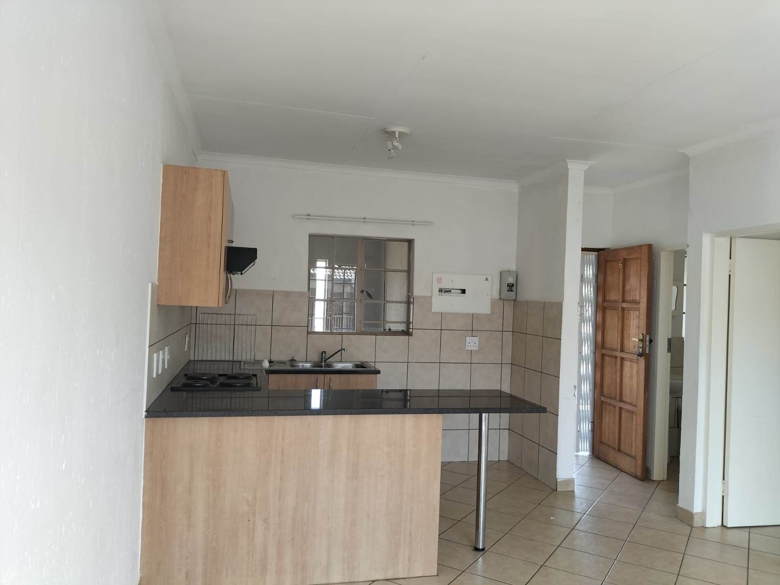 1 Bed Apartment in Waterval East photo number 4