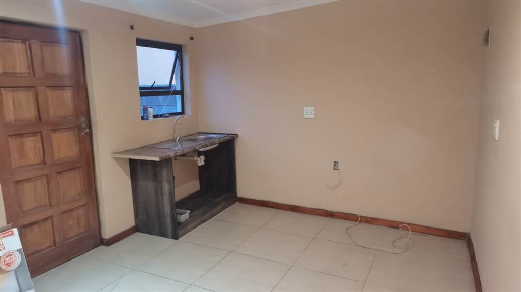 1 Bed Apartment in Mitchells Plain Central photo number 3