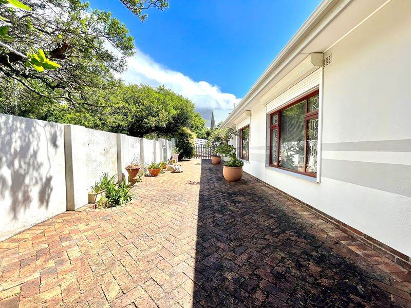 4 Bed House in Vredehoek photo number 13