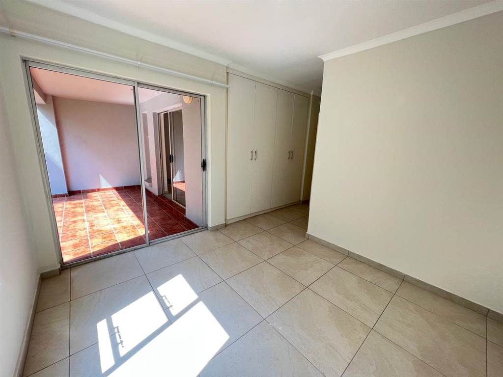2 Bed Townhouse in Northcliff photo number 4