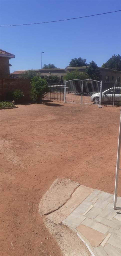 360 m² Land available in Soshanguve photo number 4