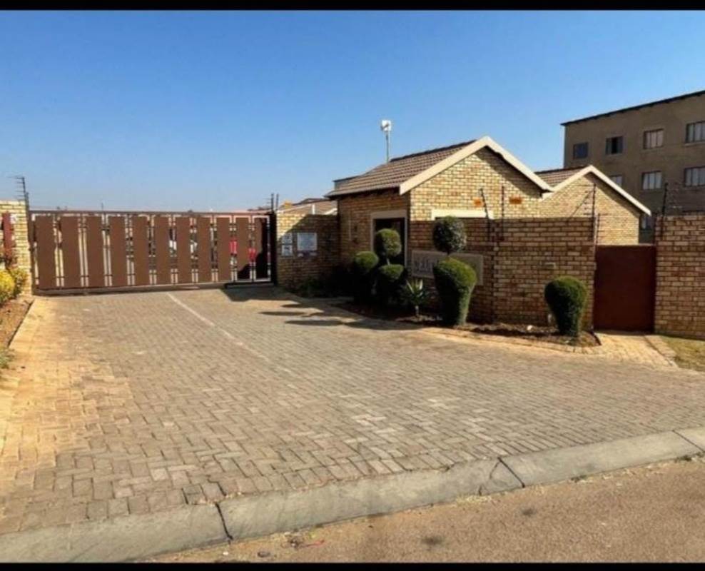 2 Bed Townhouse in Olievenhoutbos photo number 1