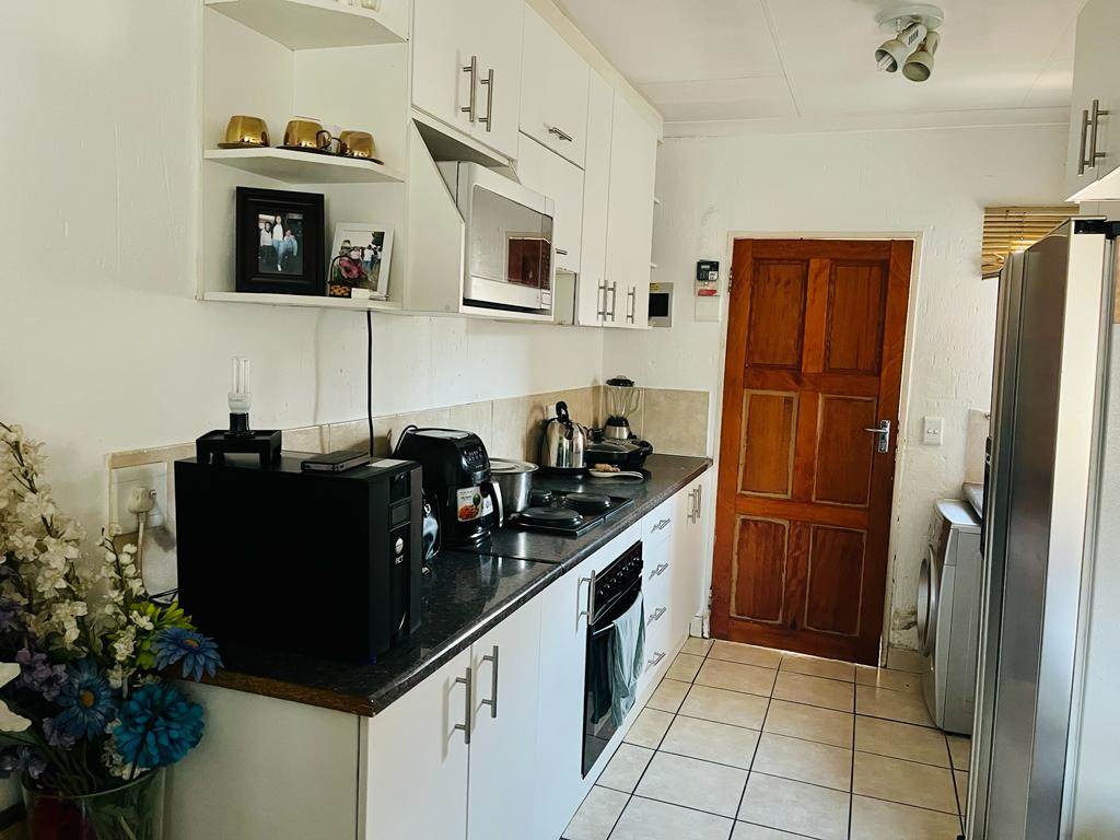 2 Bed Townhouse in Olievenhoutbos photo number 3