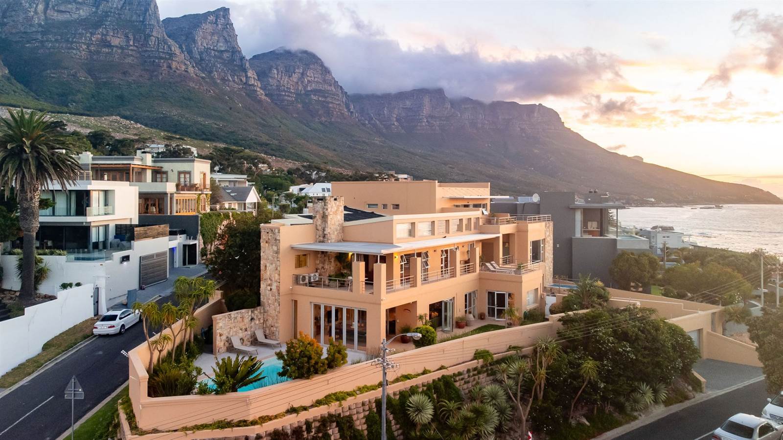 8 Bed House in Camps Bay photo number 2
