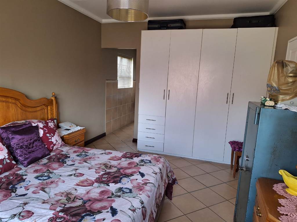 2 Bed House in Waterval East photo number 11
