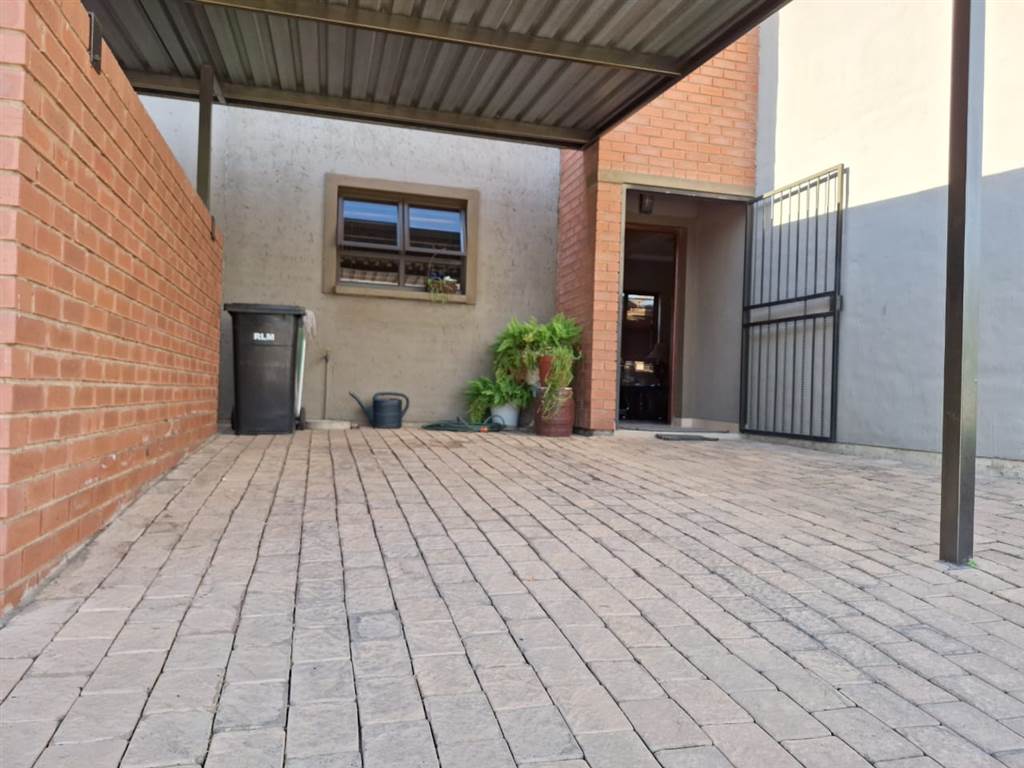 2 Bed House in Waterval East photo number 5