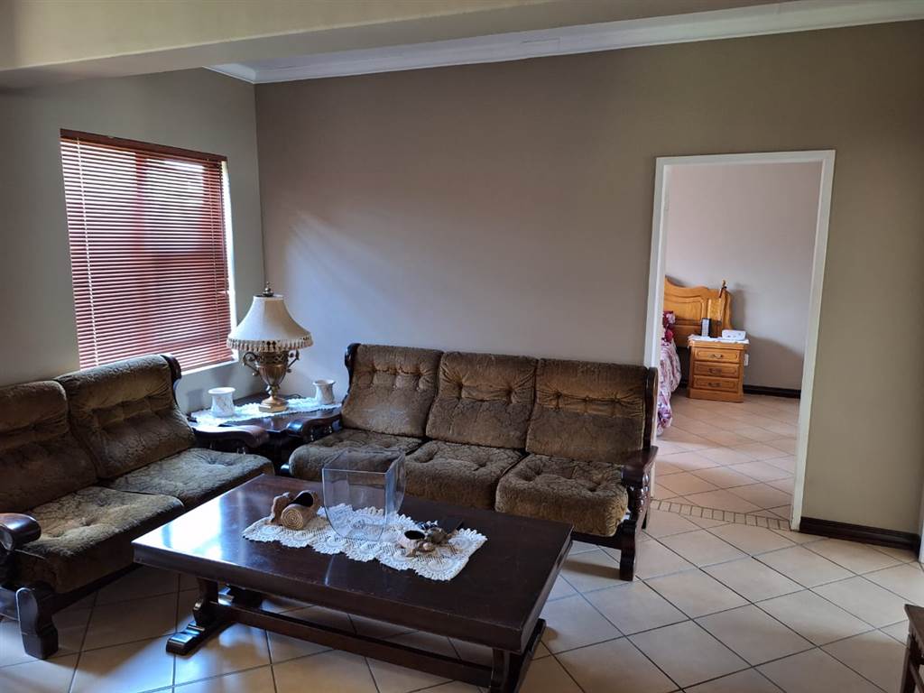 2 Bed House in Waterval East photo number 9