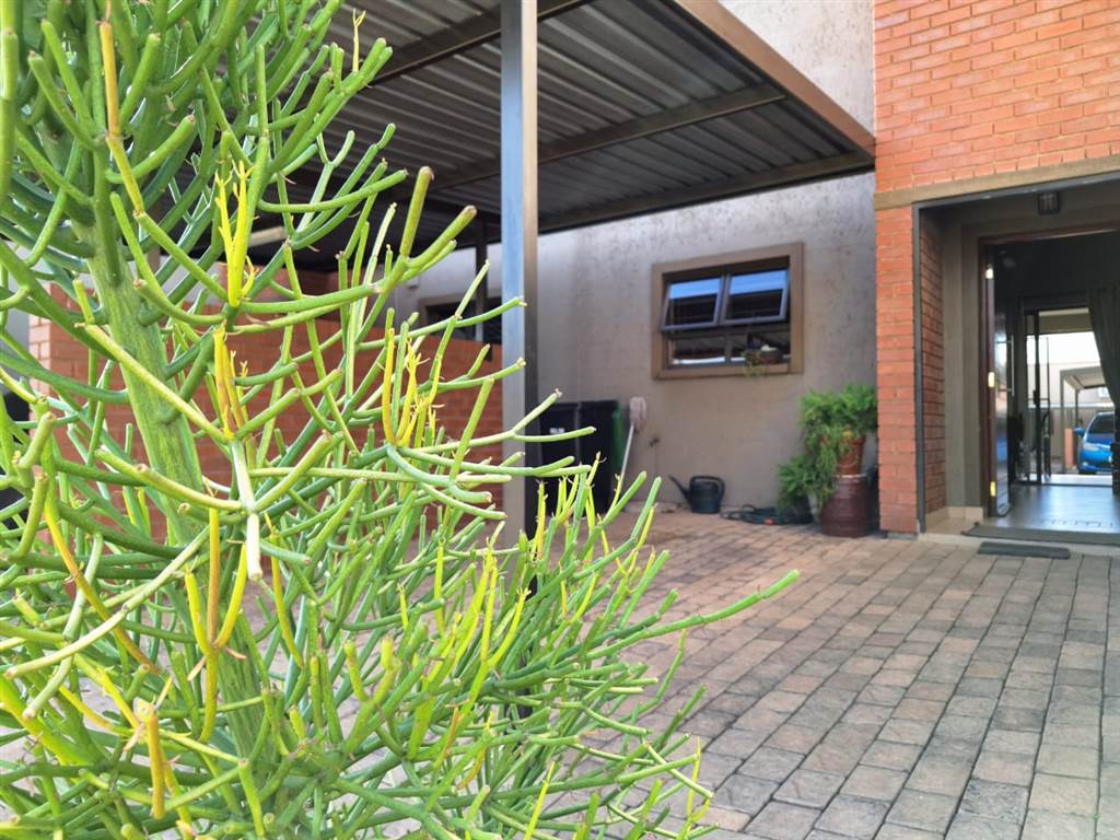 2 Bed House in Waterval East photo number 4