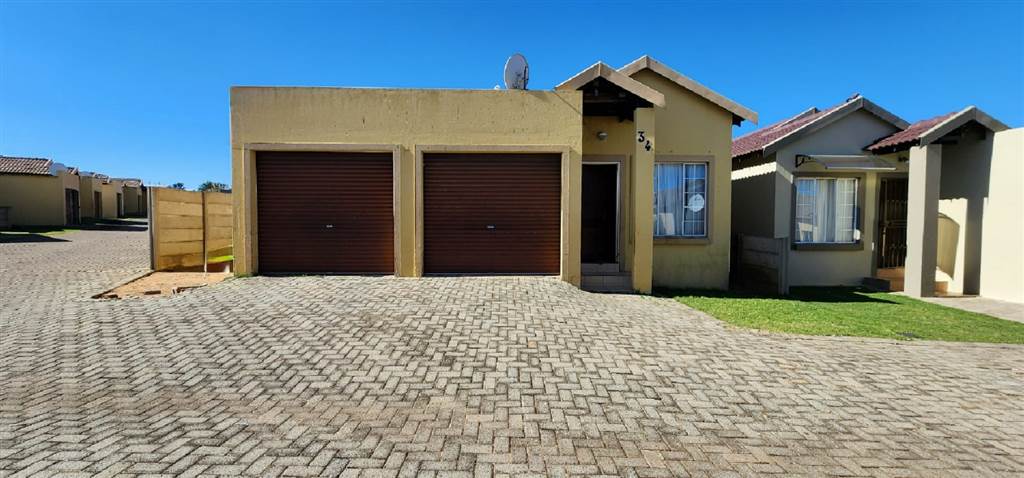 3 Bed Townhouse in Mohlakeng photo number 1
