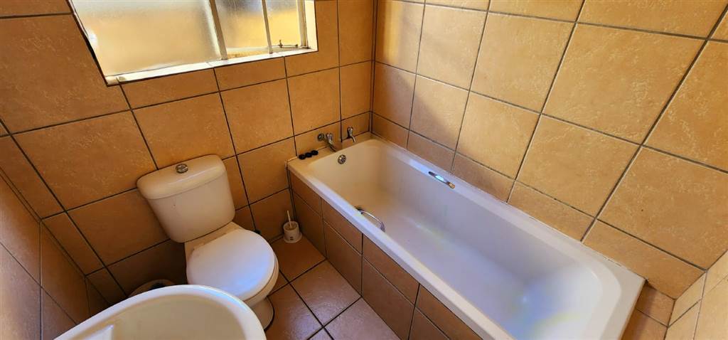 3 Bed Townhouse in Mohlakeng photo number 10