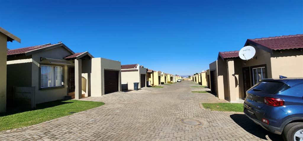 3 Bed Townhouse in Mohlakeng photo number 2