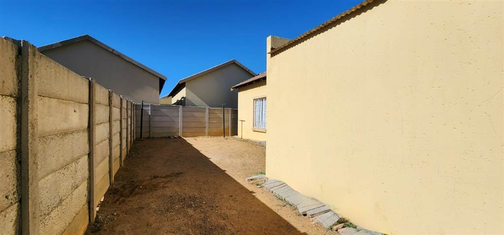 3 Bed Townhouse in Mohlakeng photo number 11