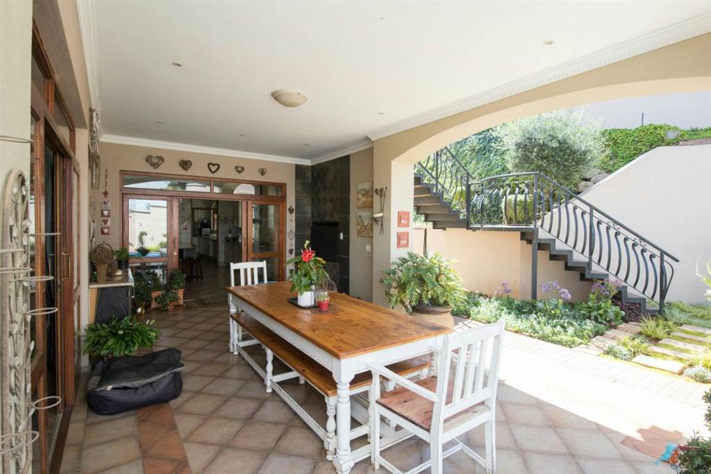 5 Bed House in Waterkloof Ridge photo number 16