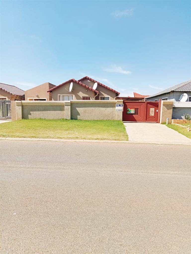 3 Bed House in Roodekop photo number 1