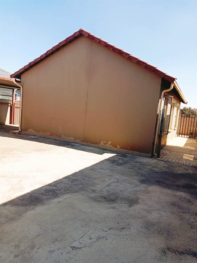 3 Bed House in Roodekop photo number 19